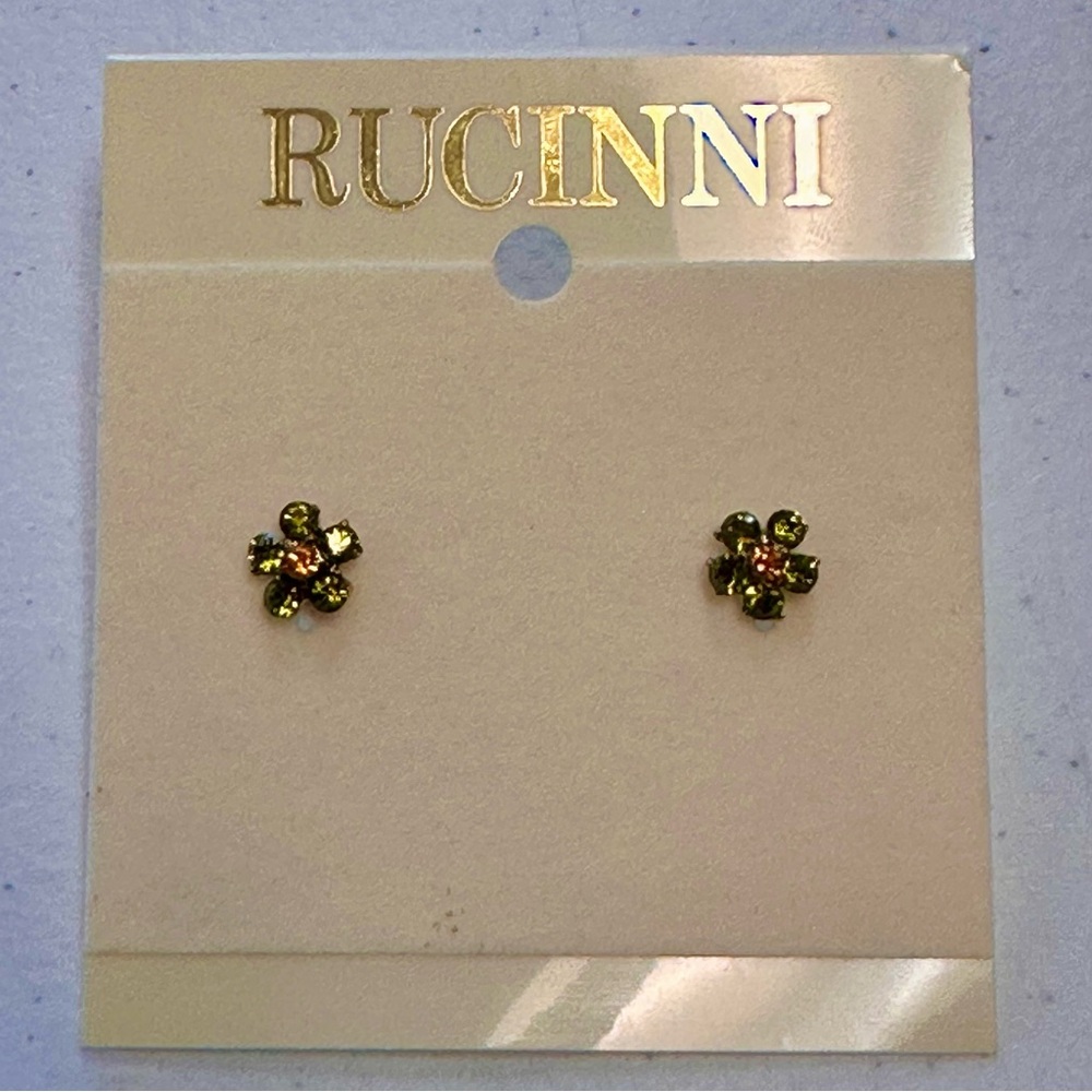NWT - Dainty Green Floral Stud Earrings